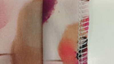 Surfilage fait avec une surjeteuse pendant l'atelier couture vers Bordeaux