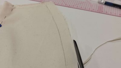 Découpe en cours pendant le stage de couture et moulage dans le Médoc