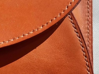 Pochette en cuir formation Maroquinier à Marseille