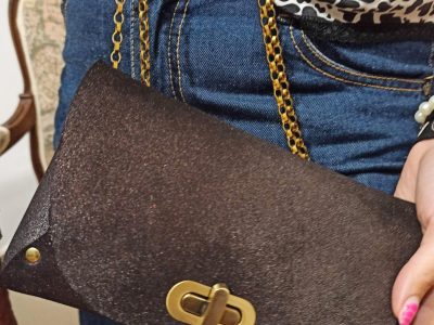 Sac en bandoulière marron formation Maroquinier à Marseille