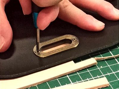 Finition d'un sac en cuir formation Maroquinier à Marseille