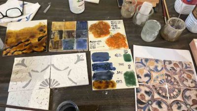 Peinture du carrelage en azulejos au cours du stage