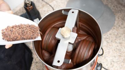 Composition du chocolat pendant le stage chez un chocolatier dans un atelier de chocolaterie entre Pau et Bayonne dans le Béarn