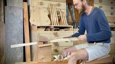 Yannick, ébéniste, pendant le stage