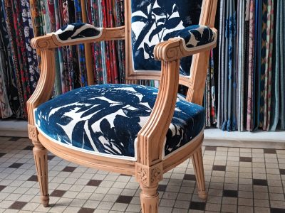Fauteuil fleurs bleu foncé formation Tapissier d'ameublement en siège à Lyon dans le Rhône en région Auvergne-Rhône-Alpes