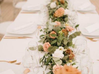 Chemin de table en fleurs possible de faire après la formation fleuriste en Nouvelle Aquitaine éligible au CPF, France Travail, OPCO ...