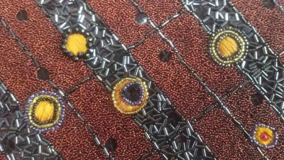 Création en broderie perlée au point de Lunéville avec des perles dans l'atelier d'Alexia à Tarbes