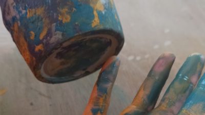 Pratique de l'engobe pendant le stage de céramique