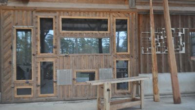 Atelier d'ébéniste pour construire une maison en bois écologique pendant le stage