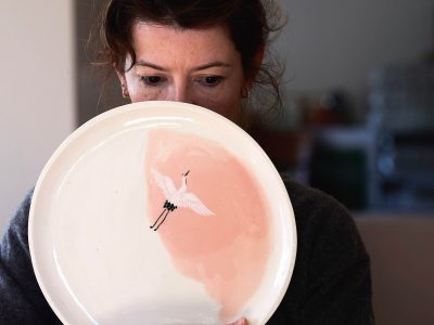 Caroline Guillot et l'une de ses créations de céramiste pendant une formation céramique et poterie vers Nantes en Loire Atlantique