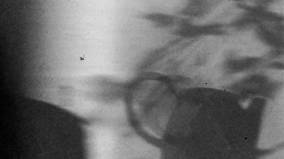 Ombre d'une théière pendant le stage de poterie