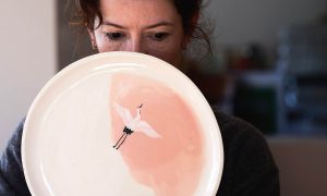 Caroline Guillot et l'une de ses créations de céramiste pendant une formation céramique et poterie vers Nantes en Loire Atlantique