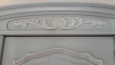 Détail de rénovation de meuble avec une restauratrice de meubles vers Bordeaux