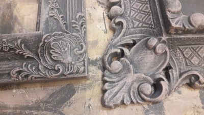 Restauration de moulures sur meubles avec dorure pendant le stage dans l'atelier vers Bordeaux