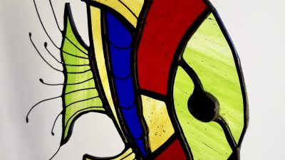 Vitrail en forme de poisson ange pendant l'atelier chez une vitrailliste à Tarbes