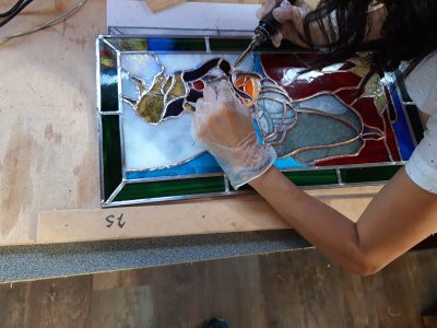 Soudure sur vitrail avec Slim pour la formation vitrailliste proche de Chartres