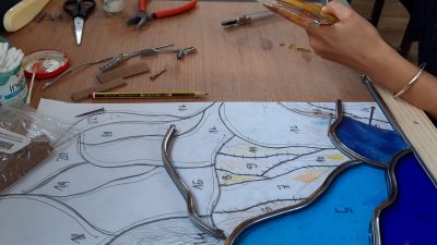 Confection du schéma d'un vitrail pendant les cours et le stage de vitrailliste dans l'atelier de Slim Guenaoui dans le Perche
