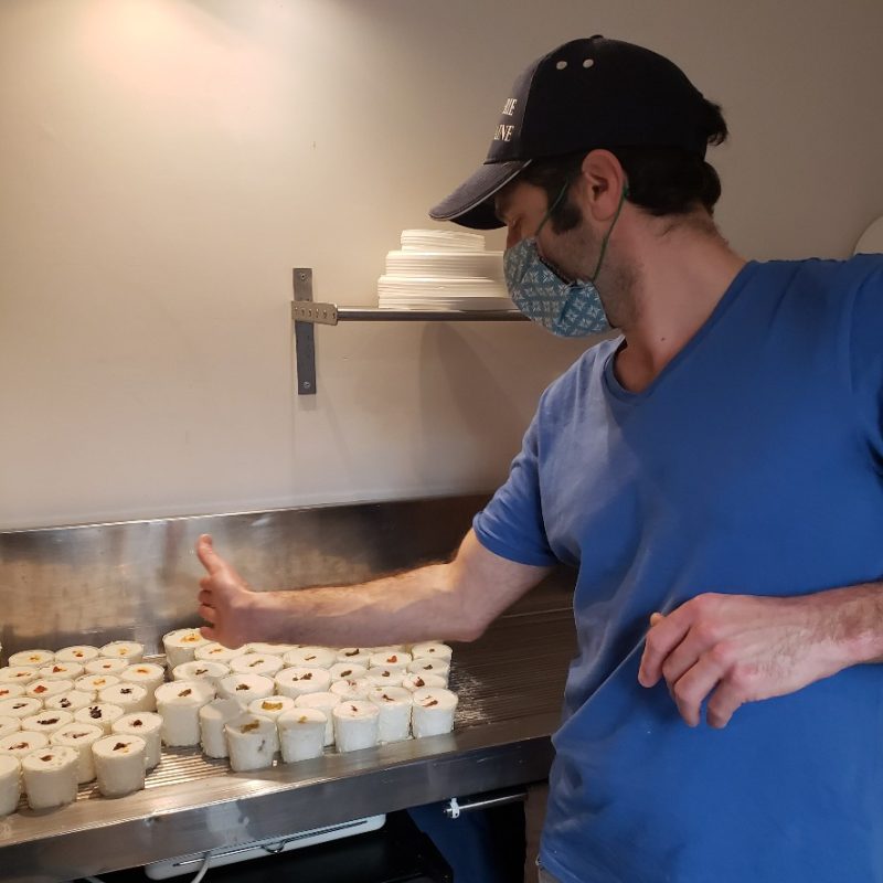 Stagiaire pendant le stage chez un fromager en fromagerie à Toulouse