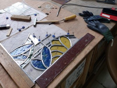 Vitrail en cours de création pendant la formation vitrailliste à Castres