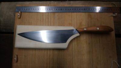 Couteau finalisé pendant le stage avec un coutelier dans un atelier de coutellerie