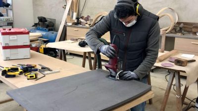 Stagiaire en cours de découpe pendant le stage dans un ébénisterie chez un ébéniste dans le Tarn