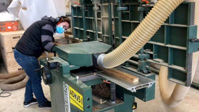 Stagiaire sur machine pendant le stage en ébénisterie avec un ébéniste