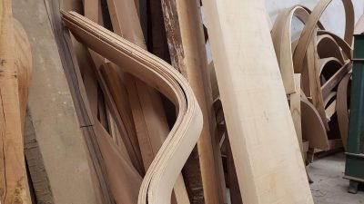 Bois arrondis issus du cintrage au cours du stage chez un ébéniste dans une ébénisterie