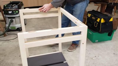 Stagiaire pendant le stage dans une ébénisterie avec un ébéniste