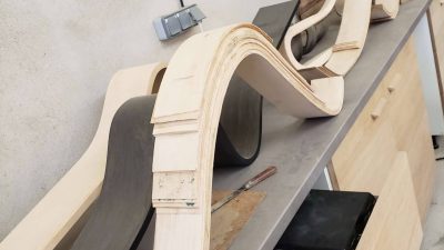 Bois courbées issus du cintrage au cours du stage chez un ébéniste dans une ébénisterie