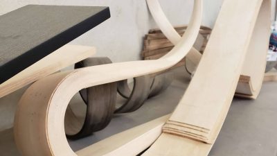 Bois issus du cintrage au cours du stage dans une ébénisterie avec un ébéniste