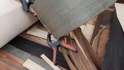 Composés de marqueterie dans l'atelier d'ébéniste pendant le stage d'ébénisterie
