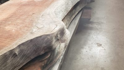 Planches de bois dans l'ébénisterie pendant le stage avec une ébéniste vers Carcassonne