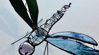 Vitrail en forme de libellule bleue pendant l'atelier avec une vitrailliste à Tarbes