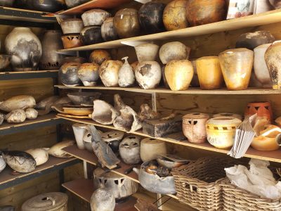 Etagères avec des poteries et des pièces en céramique faite en argile sigillée pendant la formation céramique Sigillée avec Jean François en Catalogne