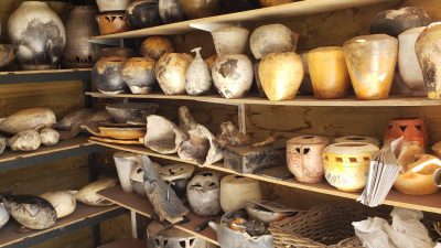 Etagères avec des poteries et des pièces en céramique faite en argile sigillée pendant la formation céramique Sigillée avec Jean François en Catalogne