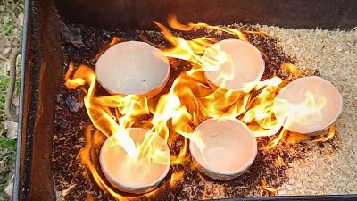 Chauffe des céramiques pendant les cours et stage de poterie Raku proche de Carcassonne