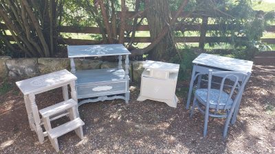 Meubles restaurés pendant le stage de rénovation de meuble vers Bordeaux