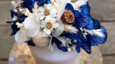 Bouquet pendant pendant l'atelier de fleurs séchées pour le mariage en Normandie
