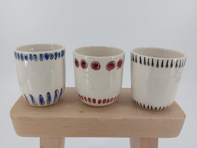 Mugs tournés pendant la formation céramique et poterie avec une céramiste en Haute-Garonne
