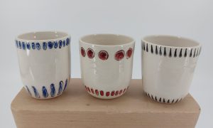 Mugs tournés pendant la formation céramique et poterie avec une céramiste en Haute-Garonne