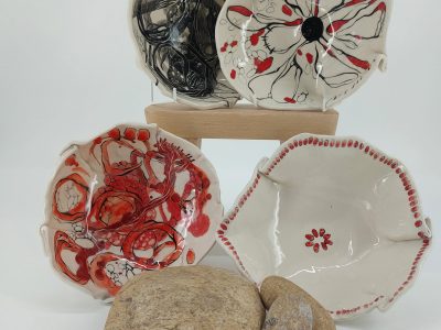 Assiettes originales faites pendant la formation poterie et céramique avec la céramiste Nathalie en Haute-Garonne