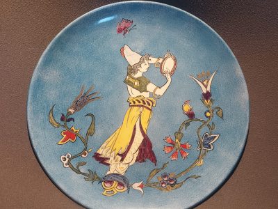 Assiette décorée pendant la formation décoration céramique vers Perpignan en Catalogne