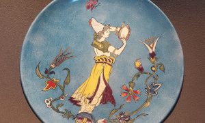 Assiette décorée pendant la formation décoration céramique vers Perpignan en Catalogne