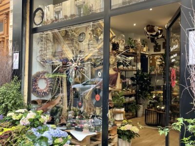 Entrée de la boutique et atelier de fleuriste dans lequel se passe la formation