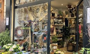 Entrée de la boutique et atelier de fleuriste dans lequel se passe la formation