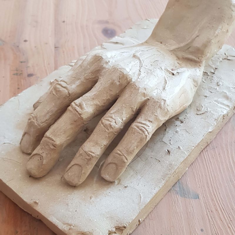 Main pendant l'atelier sculpteur