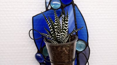 Jardinière murale bleue faite pendant l'atelier vitrail à Tarbes