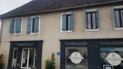 Atelier de chocolaterie Féves & Chocolat de Léa Vazquez qui propose un stage de chocolatier entre Pau et Bayonne