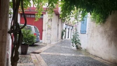 Alentours de la chocolaterie dans le village Salies de Bearn pendant le stage chez un chocolatier