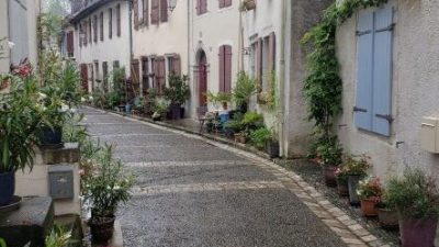 Alentours de la chocolaterie dans le village Salies de Bearn pendant le stage chez un chocolatier